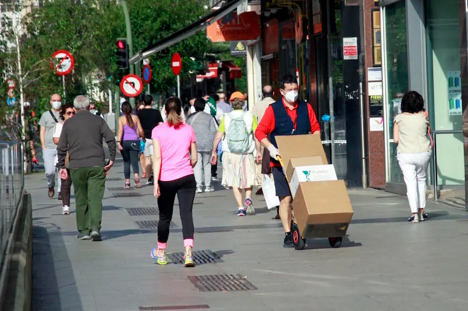 Varias personas caminan con mascarilla por la ciudad de Santander. J.R.Gonz&aacute;lez