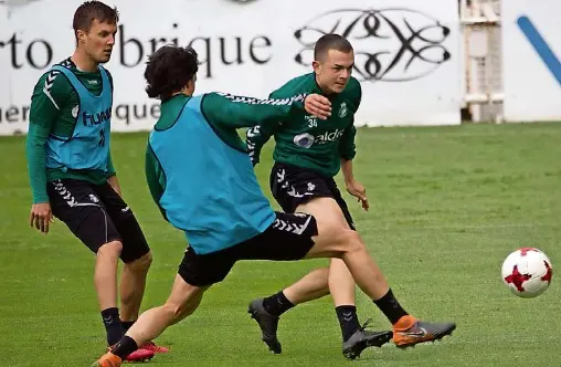 Sa&uacute;l Garc&iacute;a, disputando un bal&oacute;n con su compa&ntilde;ero de generaci&oacute;n Juan Guti&eacute;rrez, en su anterior etapa racinguista. / hardy