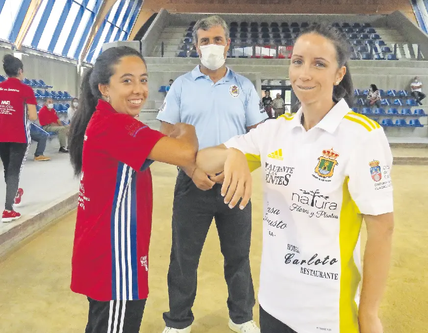 Las capitanas se saludan en presencia del &aacute;rbitro. / SAiz