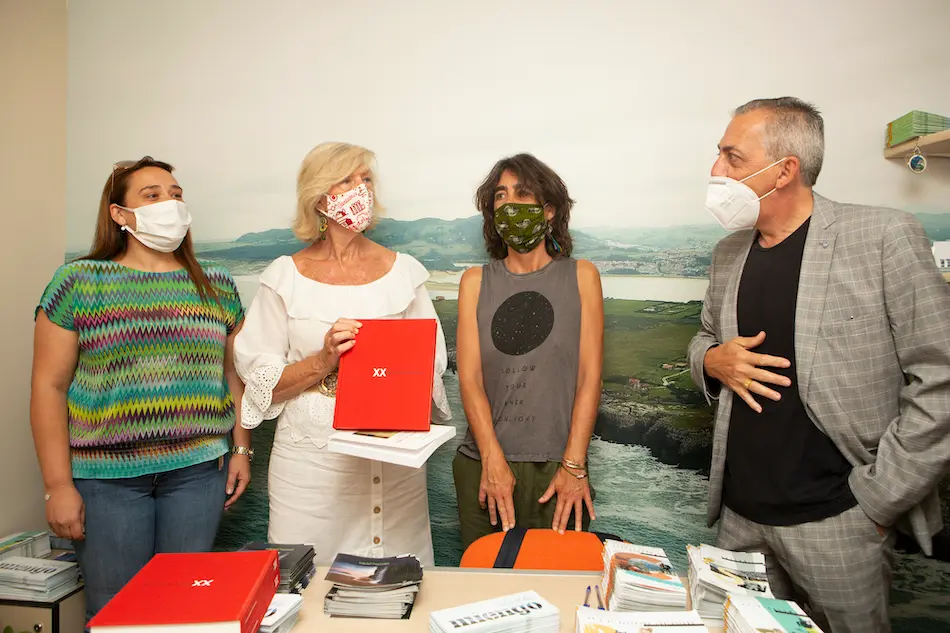 La consejera de Turismo Marina Lomb&oacute; inaugura la oficina de Turismo de Miengo junto con la  teniente de alcalde, Sara G&oacute;mez y la concejala de festejos, Lidia Ter&aacute;n. / ALERTA