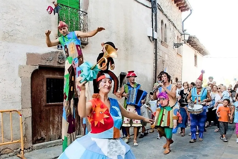 Pasacalles itinerante en una de las propuestas de la Cultura Contraataca de otra edici&oacute;n.