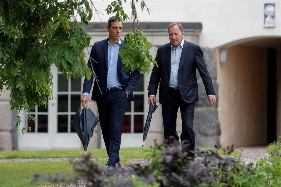 El presidente del Gobierno, Pedro S&aacute;nchez (i) se re&uacute;ne con el primer ministro sueco, Stefan L&ouml;fven.EFE/ Chema Moya