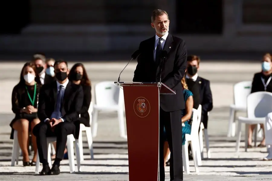 El rey Felipe VI durante su intervenci&oacute;n en el homenaje de Estado a las v&iacute;ctimas de la pandemia de coronavirus y a los colectivos que le han hecho frente en primera l&iacute;nea en el Patio de la Armer&iacute;a del Palacio Real en Madrid este jueves. EFE/Mariscal POOL