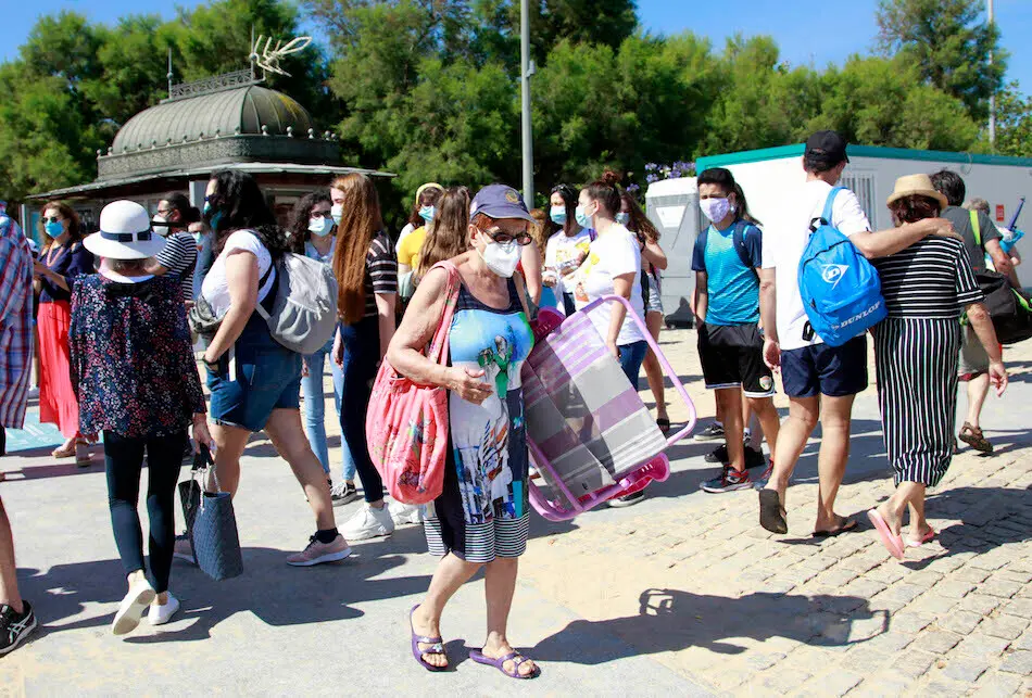 Varias personas en la entrada de la segunda playa del Sardinero, Cantabria. / J. R. GONZ&Aacute;LEZ