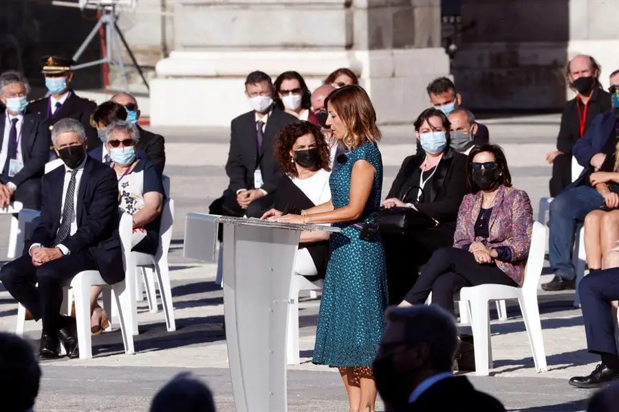 La enfermera jefe del servicio de Urgencias del Hospital Vall d'Hebron, Aroa L&oacute;pez (d), ofrece un discurso en el Patio de la Armer&iacute;a del Palacio Real. EFE/ Zipi