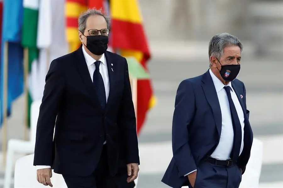 El presidente de la Generalitat de Catalu&ntilde;a, Quim Torra (i), y el presidente de Cantabria, Miguel Angel Revilla (i), durante el homenaje de Estado. EFE/Mariscal