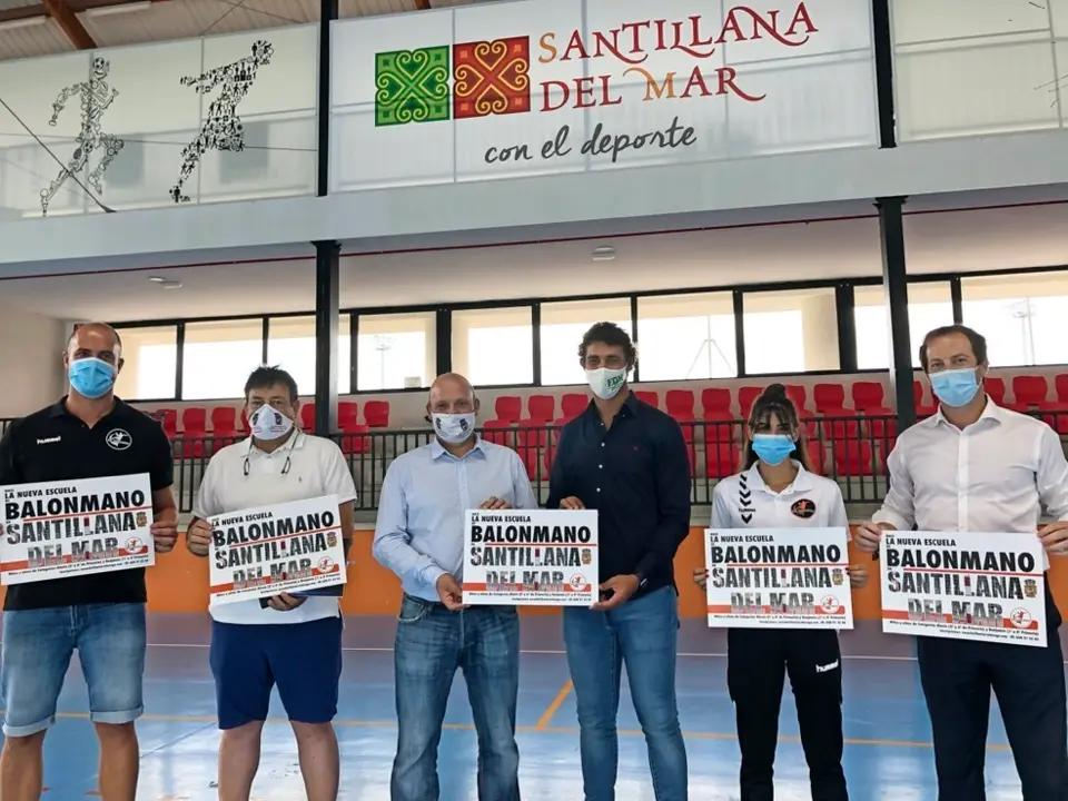 Autoridades y dirigentes del club durante la presentaci&oacute;n del acuerdo. / ALERTA