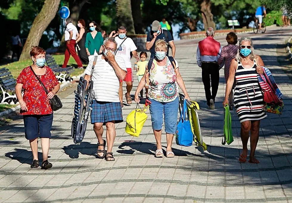 Ciudadanos con las mascarillas por el Sardinero. / jos&eacute; ram&oacute;n