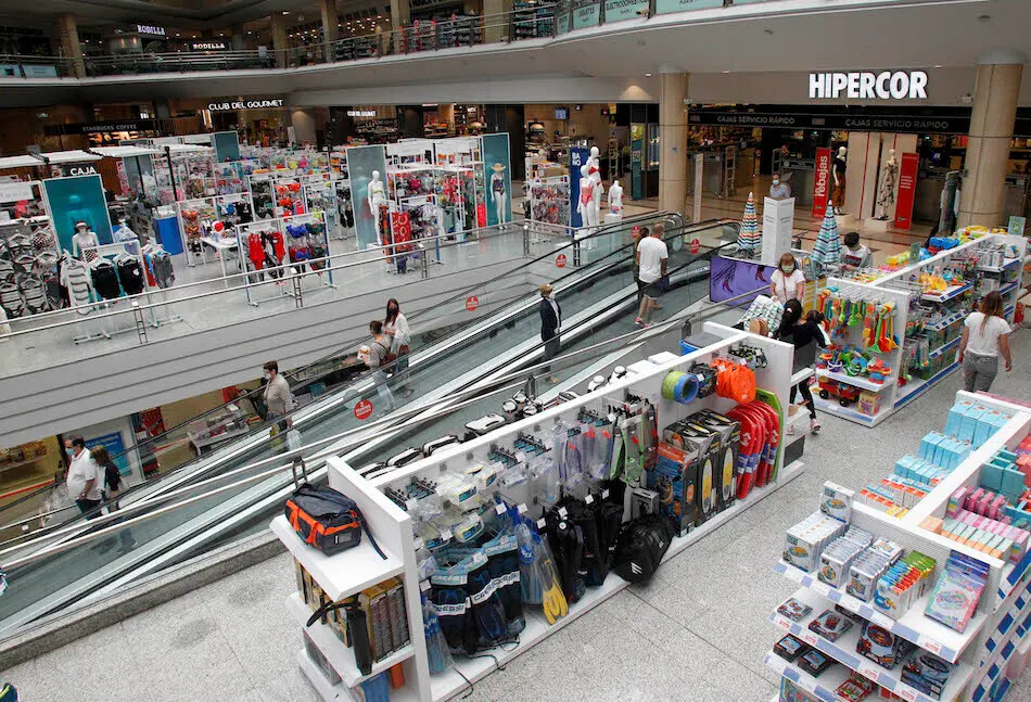 Varias personas en el centro comercial El Corte Ingl&eacute;s, en Santander. / J. Ram&oacute;n Gonz&aacute;lez