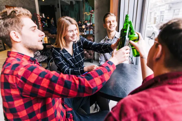Varios j&oacute;venes disfrutan de unas cervezas.