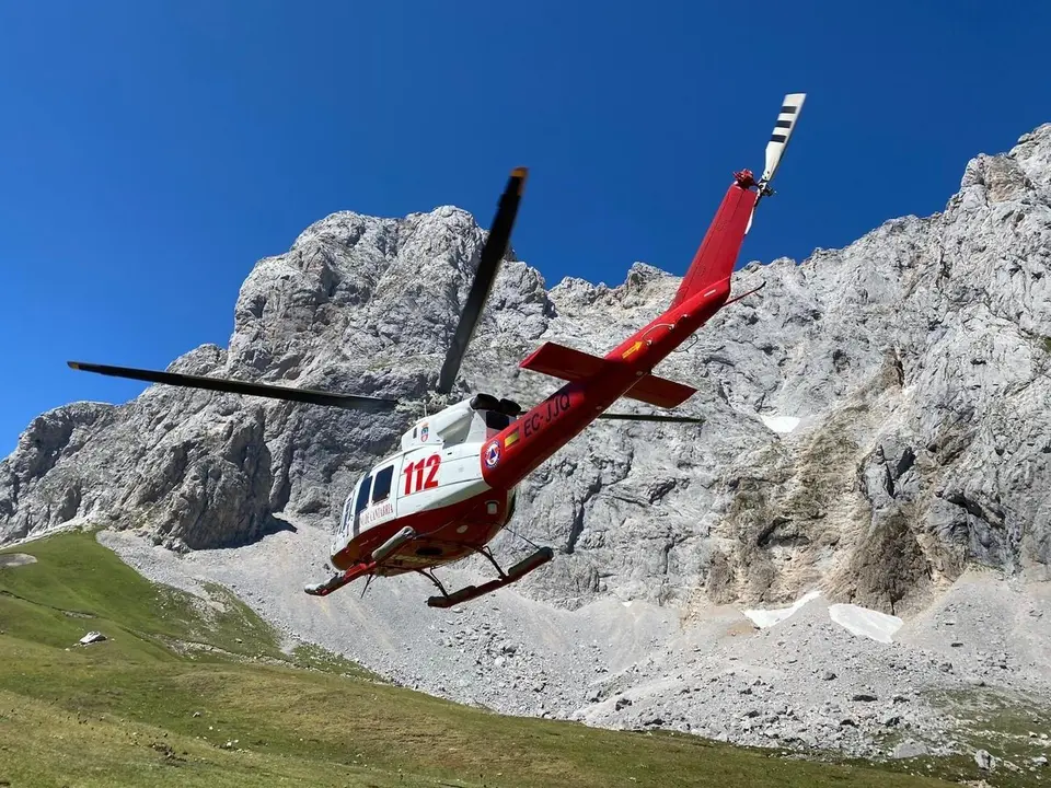 El helic&oacute;ptero del Gobierno de Cantabria rescata a dos escaladores de la v&iacute;a del Espol&oacute;n de Los Franceses, en Camale&ntilde;o