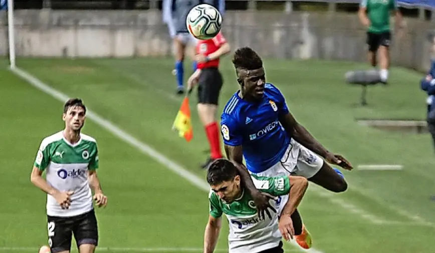 Obeng, elev&aacute;ndose por encima de Olaortua. / LA LIGA