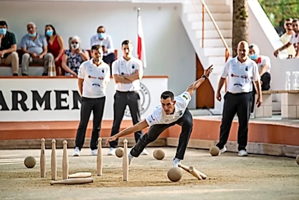 Pe&ntilde;acastillo birlando en la bolera El Carmen de Las Fraguas. / Sergio Iturbe