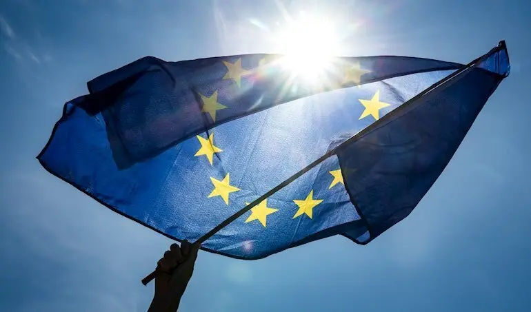Un estudiante sostiene una bandera europea durante los viernes para el futuro: huelgas clim&aacute;ticas para la implementaci&oacute;n del Acuerdo Mundial sobre el Clima de Par&iacute;s. - SINA SCHULDT/DPA