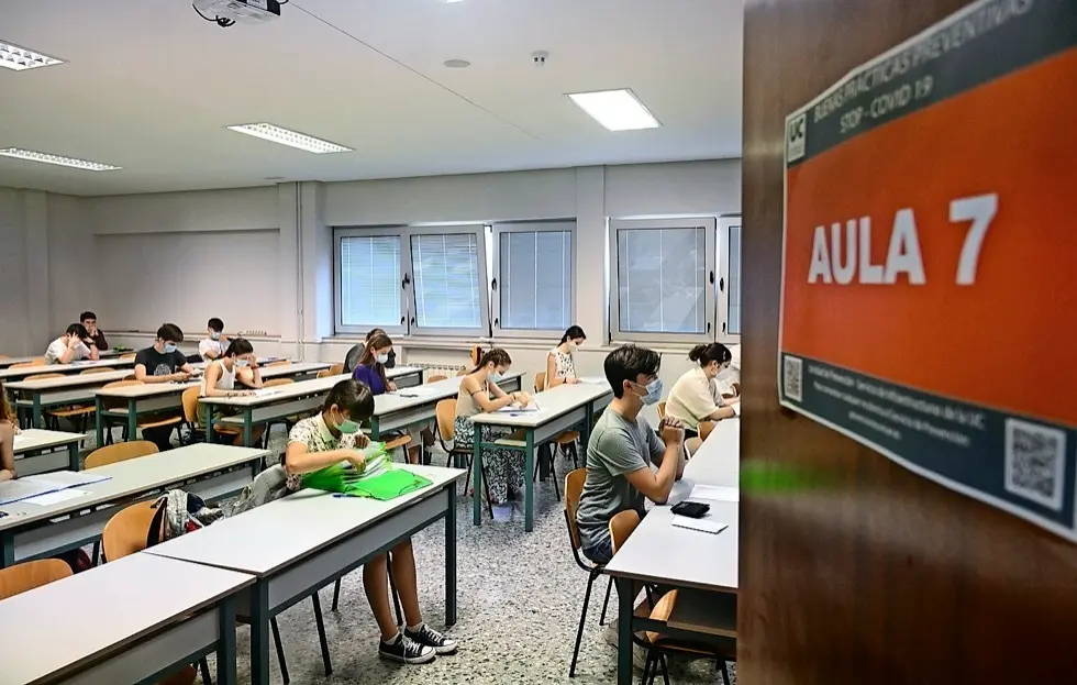 Alumnos durante una prueba de la EBAU. / HARDY