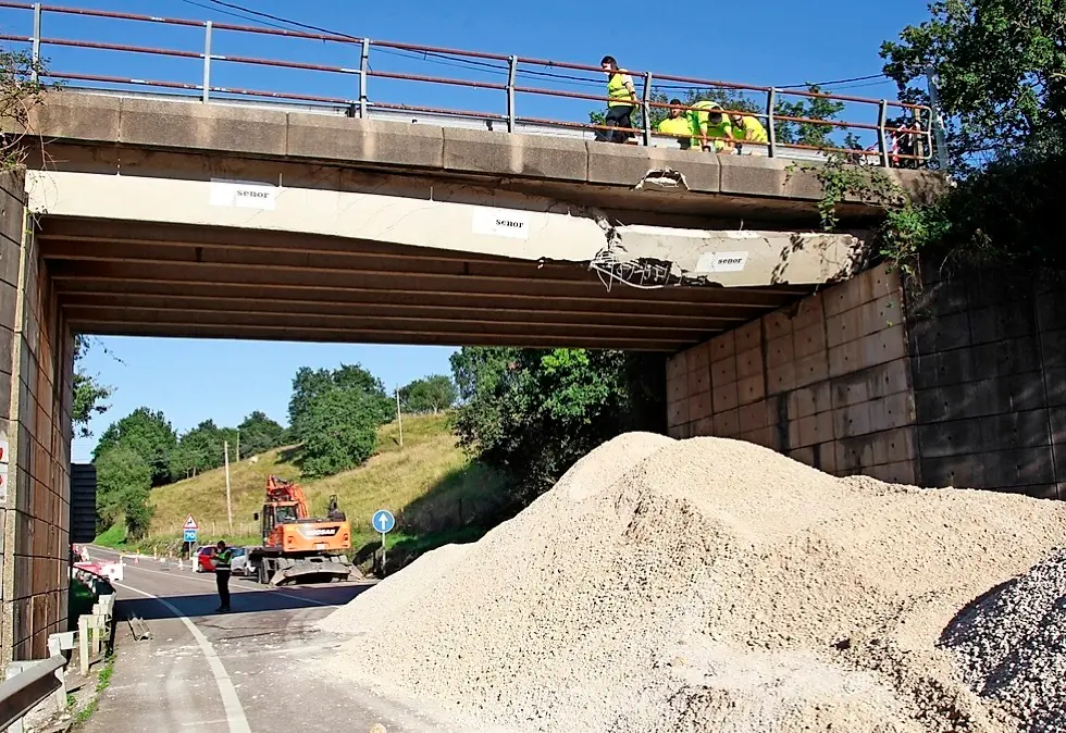 im&aacute;gen del estado del puente y de las labores que se llevaban a cabo ayer tarde para reparar el puente. / jos&eacute; ram&oacute;n