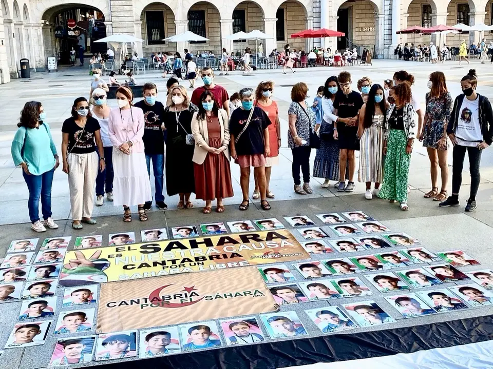 Asistentes al acto celebrado en la Plaza Porticada. / ALErtA