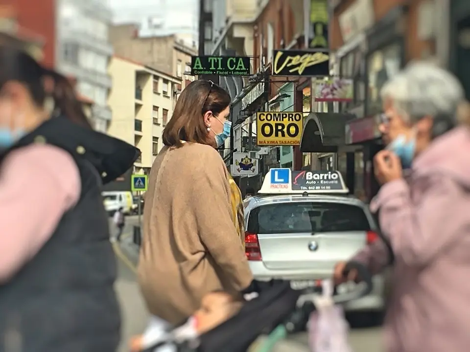 Varias personas cruzan la calle Juli&aacute;n Ceballos de Torrelavega. / ALERTA