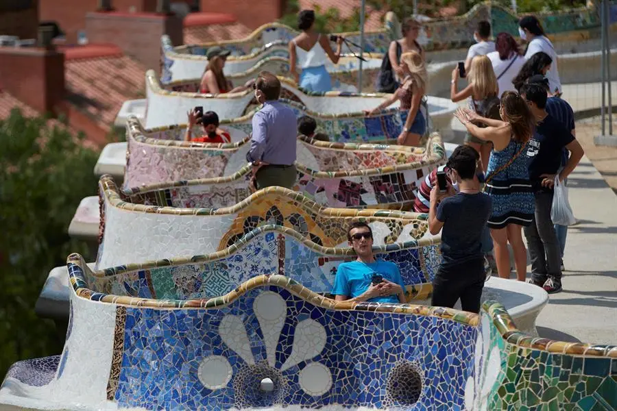 Varios visitantes en el parque G&uuml;ell de Barcelona este s&aacute;bado. EFE/Alejandro Garc&iacute;a