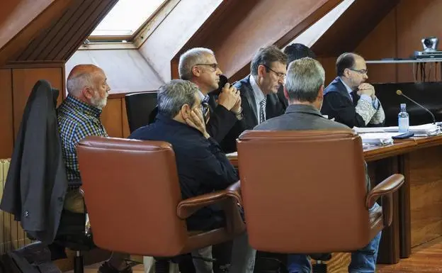 Vista de los acusados durante la celebraci&oacute;n del juicio. /j.r.