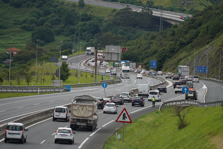 Retenciones en la A-8 entre Islares a S&aacute;mano.