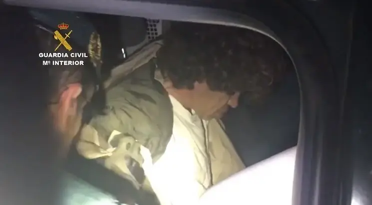 El fugitivo de Turieno estaba aturdido cuando fue detenido, al regresar a su casa tras esconderse en montes cercanos.