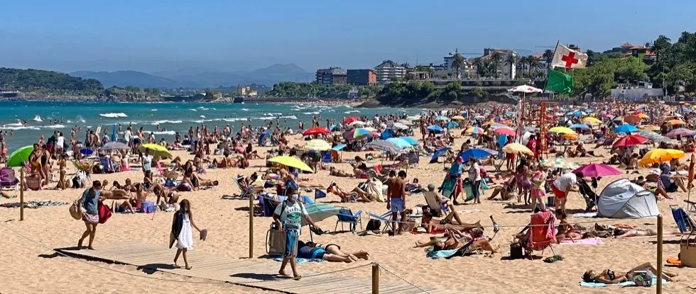 Vista de la playa del Sardinero en el d&iacute;a de ayer. / HARDY
