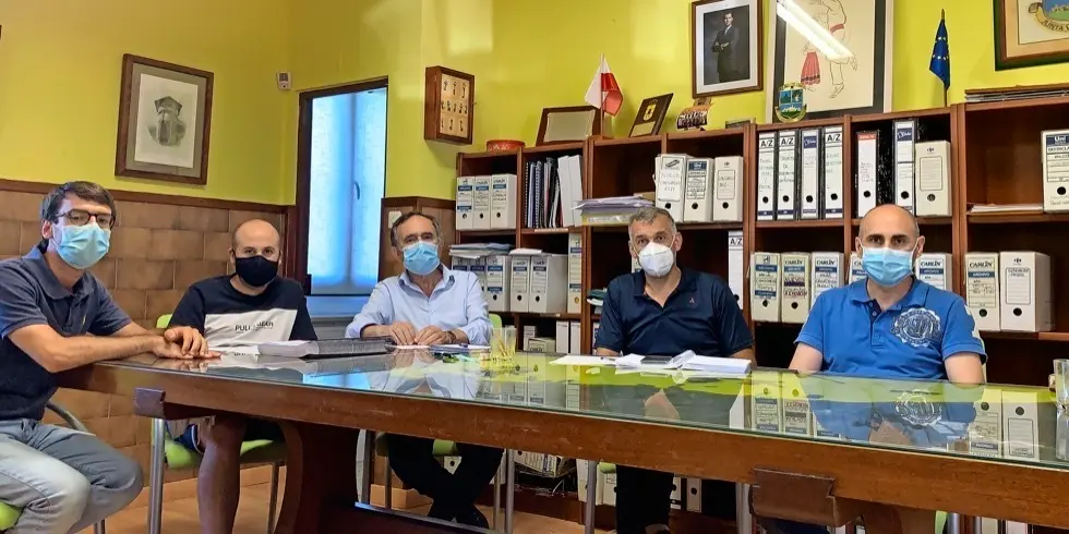 Los representantes de la Junta Vecinal de Vi&eacute;rnoles con los concejales del Ayuntamiento. / ALERTA
