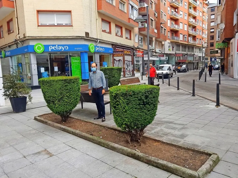 El edil Urraca en la plaza. / ALERTA