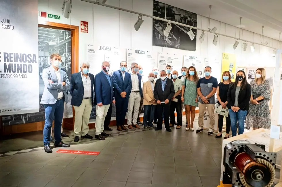 Asistentes a la inauguraci&oacute;n de la exposici&oacute;n de Siemens Gamesa en Reinosa. / Alerta