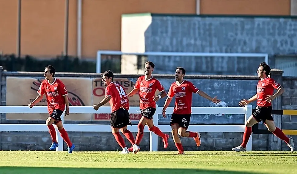 Los jugadores del Laredo celebran uno de los goles. / Hardy