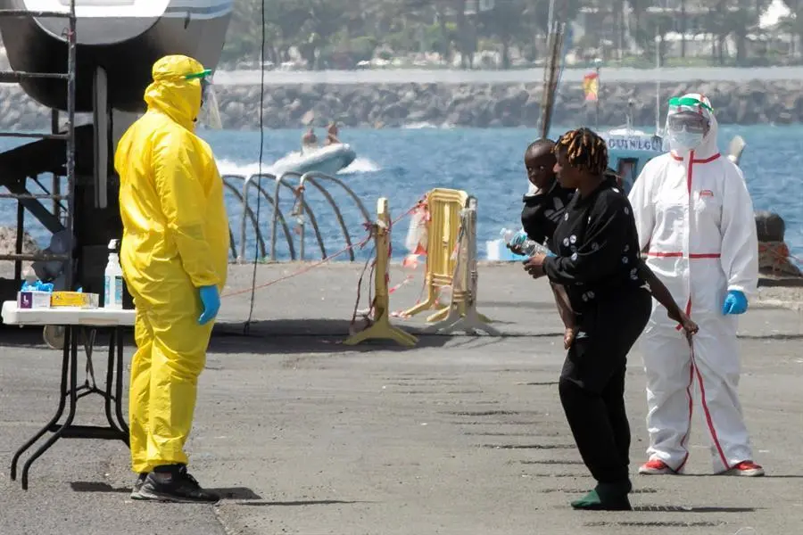 Llegada al muelle de Arguinegu&iacute;n (Mog&aacute;n) de los inmigrantes rescatados por la embarcaci&oacute;n de Salvamento Mar&iacute;timo Salvamar Menkalinan en una patera unos 45 kil&oacute;metros al sur de la isla de Gran Canaria y que podr&iacute;a tratarse de la que sali&oacute; el domingo pasado desde Dajla (S&aacute;hara) con 31 personas a bordo. EFE/Quique Curbelo
