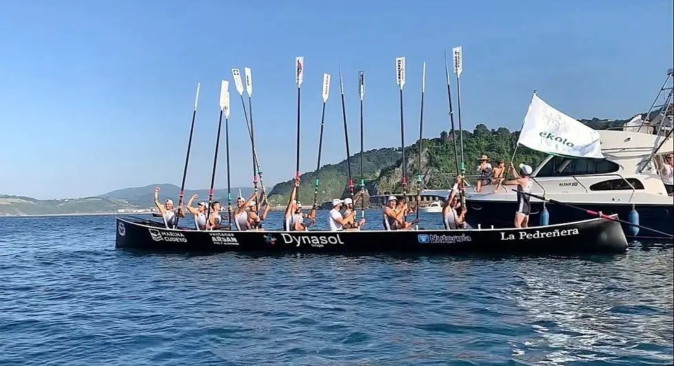 La &lsquo;Pedre&ntilde;era&rsquo; festeja la victoria cosechada en la tarde de ayer en aguas de Getaria.