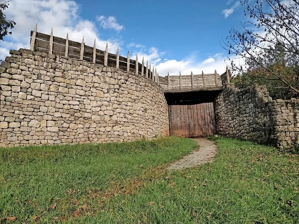 Entrada al poblado c&aacute;ntabro. / ALERTA