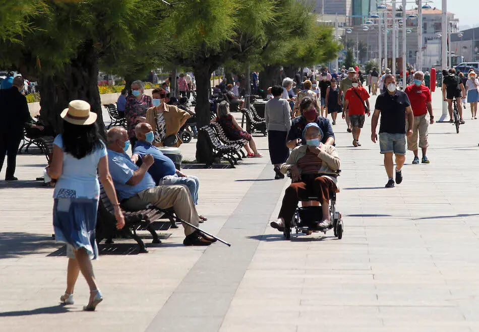 Varias personas disfrutan en el Paseo Mar&iacute;timo de Santander. / J. R.