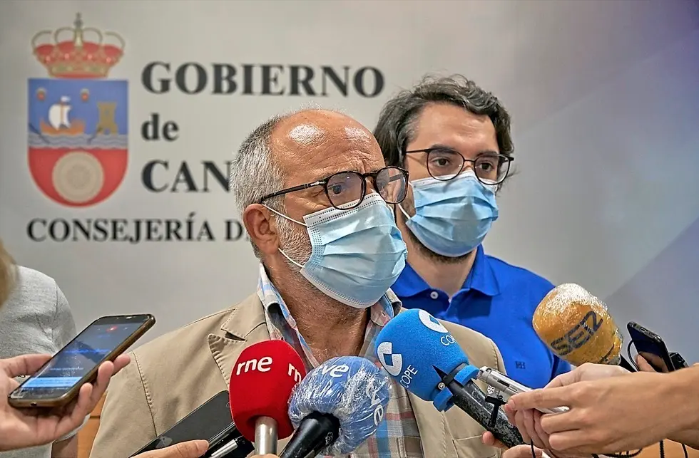 El consejero de Sanidad de Cantabria, Miguel Rodr&iacute;guez, informa a los medios sobre los dos nuevos brotes en la regi&oacute;n. EFE/ROM&Aacute;N G. AGUILERA