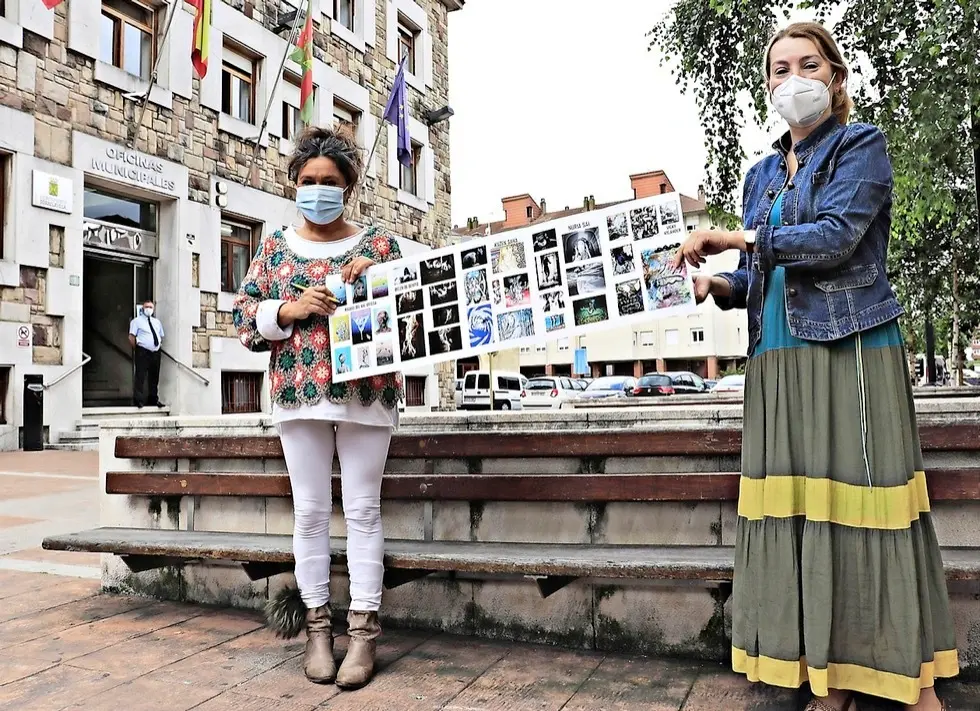 La concejala Esther V&eacute;lez y la comisaria de la exposici&oacute;n, Eva Fern&aacute;ndez Ortiz durante la presentaci&oacute;n. / ALERTA