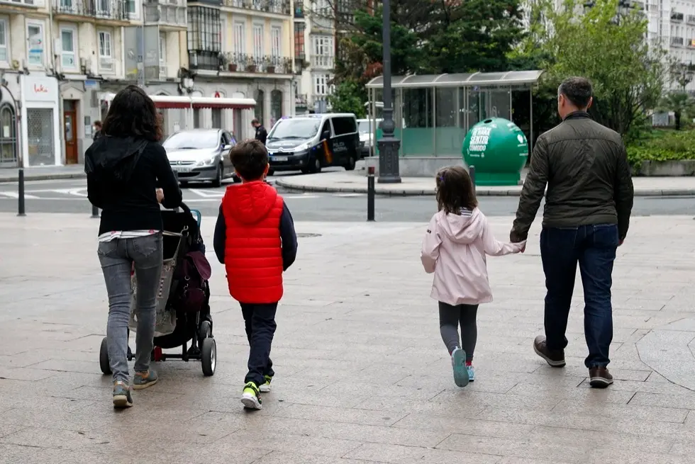 Una familia pasea por la calle Burgos en Santander. /J. Ram&oacute;n