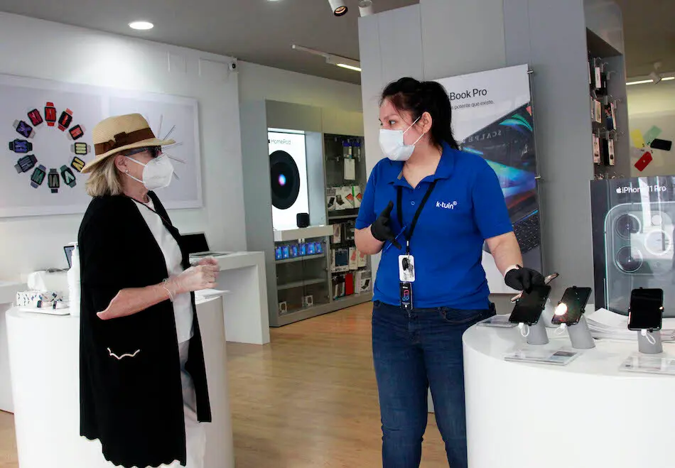 Una dependienta atiende a una cliente en una tienda de tecnolog&iacute;a en Santander. / J. Ram&oacute;n