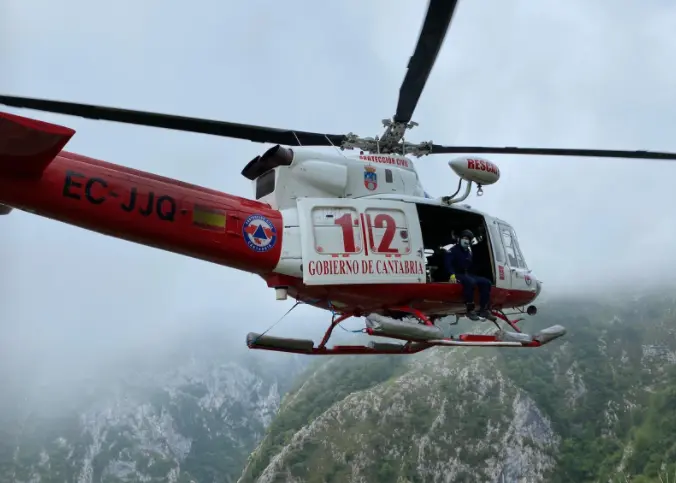 El helic&oacute;ptero del Gobierno de Cantabria.
