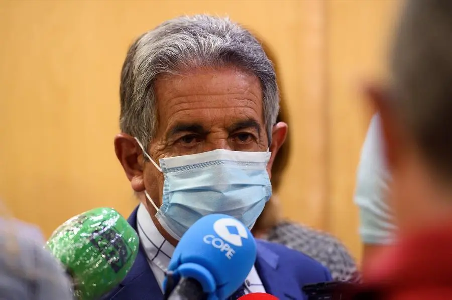 El presidente de Cantabria, Miguel &Aacute;ngel Revilla, ha explicado este martes que el Gobierno ultima la elaboraci&oacute;n del decreto que obligar&aacute; a llevar mascarilla en toda la comunidad, que se publicar&aacute; "hoy o ma&ntilde;ana" y seg&uacute;n advierte, incluir&aacute; "duras" sanciones para quienes lo incumplan. FOTO/EFE/Pedro Puente Hoyos