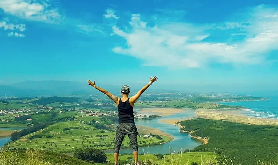 Un j&oacute;ven en lo alto del monte la Picota.