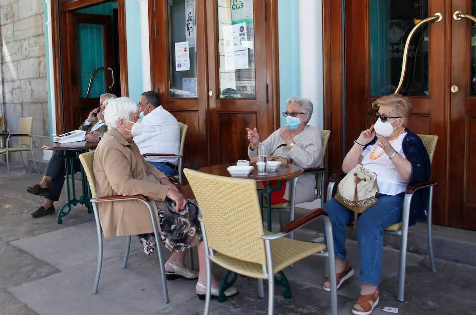 Un grupo de personas en una cafeter&iacute;a de plaza Pombo de Santander. / J.R.