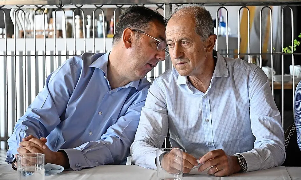 Cali Trueba, comentando algo al o&iacute;do a Amorrortu. / Hardy
