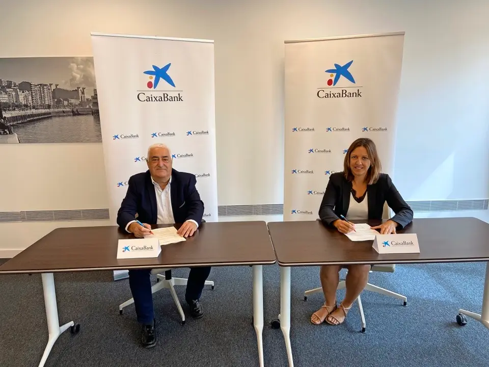 El presidente de la Federaci&oacute;n C&aacute;ntabra de Bolos, Seraf&iacute;n Bustamante, y a directora comercial de CaixaBank en Cantabria y Asturias, Celia Tor&iacute;o, han sellado el acuerdo mostr&aacute;ndose ilusionados por la nueva temporada y el nuevo formato de competici&oacute;n.
