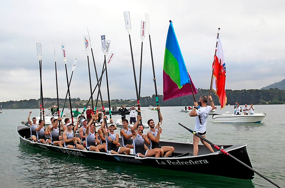 Los remeros de Pedre&ntilde;a ganaron tanto el Campeonato de Cantabria como la Bandera Ayuntamiento de Camargo. / jos&eacute; ram&oacute;n