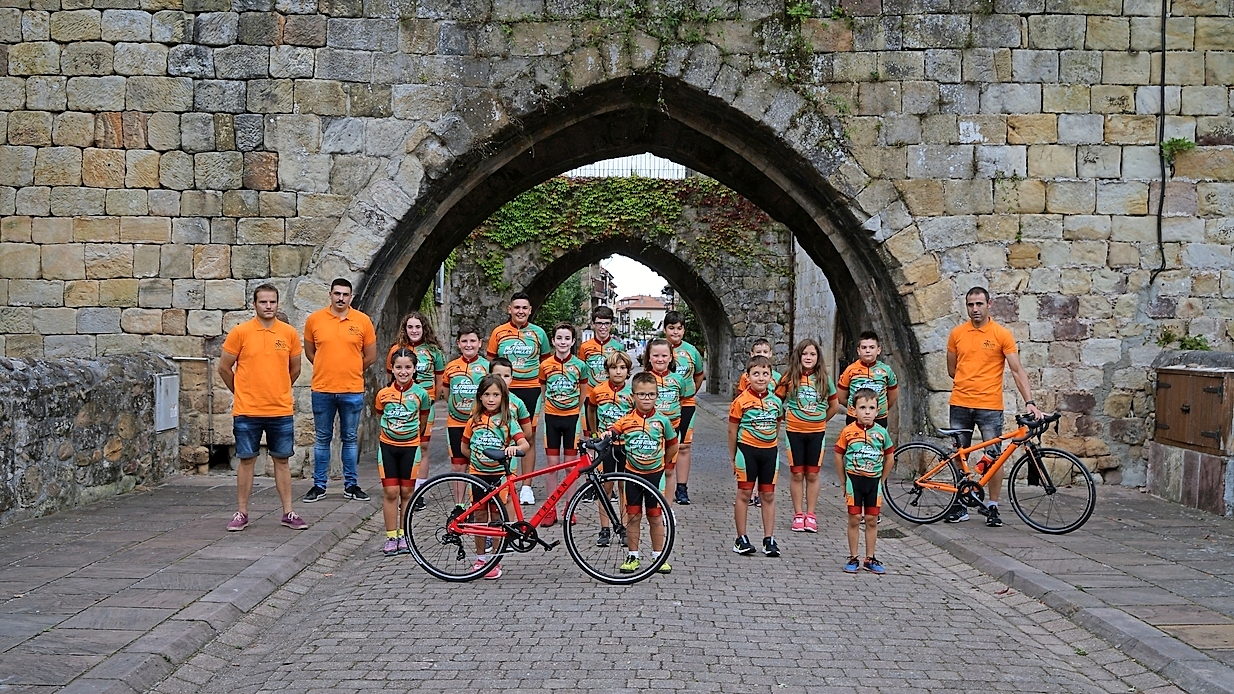 Los j&oacute;venes corredores del Club Clclista Herminio D&iacute;az Zabala posan en Los Torreones de Cartes. / castillo