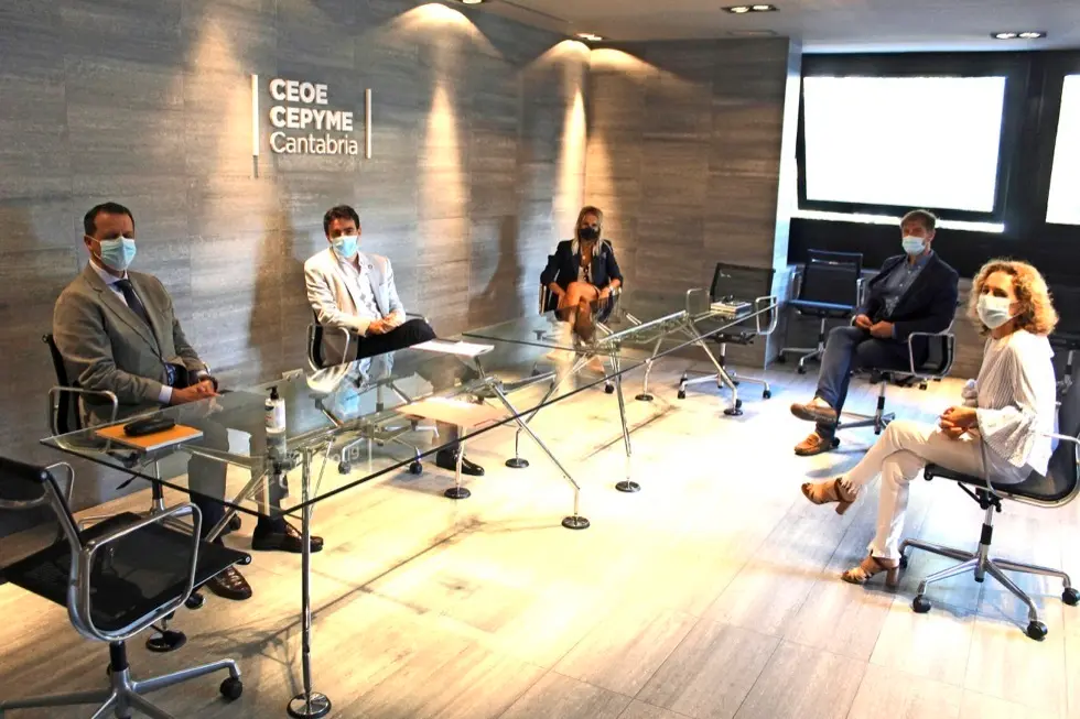 Enrique Conde y responsables de la CEOE durante el encuentro con Pedro Casares e Isabel Fern&aacute;ndez. / alerta