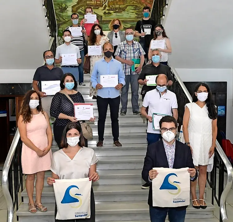 Entrega de diplomas de las Lanzaderas de Empleo. / alerta