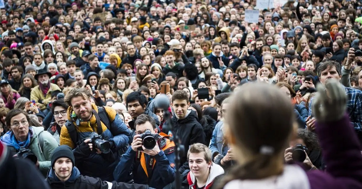 Greta Thunberg saluda a miles de seguidores durante una marcha de acci&oacute;n clim&aacute;tica para demandar soluciones a la emergencia global. EFE/ Jean-christophe Bott/ Archivo